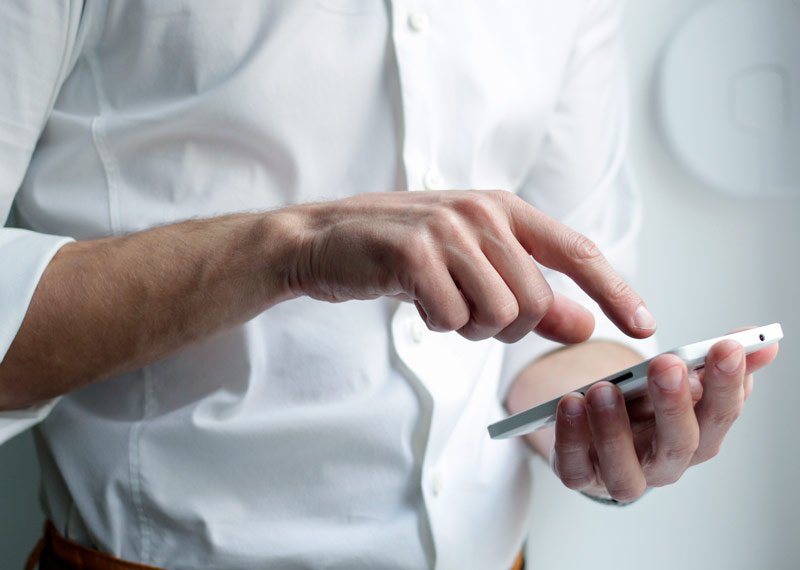 Hombre contactando por teléfono con Pieltain Abogados